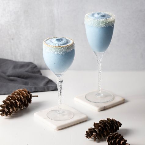 Jack Frost Cocktail Alcoholic Drinks Winter, Christmas Cocktails Aesthetic, Snow Globe Cocktail, Snowglobe Cocktail, Blue Drinks Alcohol, Jack Frost Drink, Winter Themed Cocktails, Snowball Drink, Jack Frost Cocktail