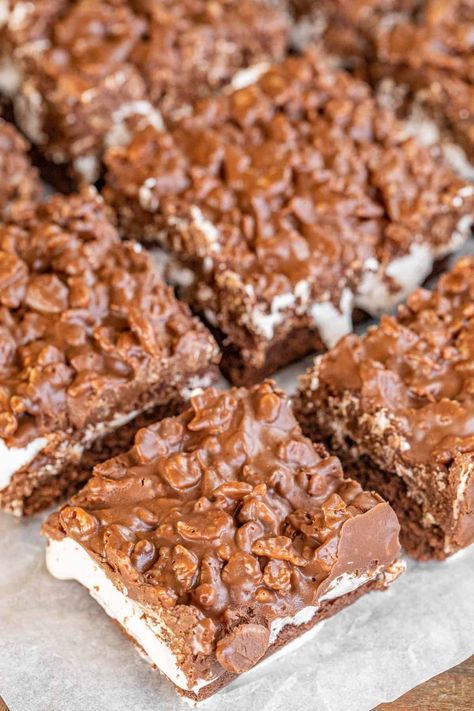 Peanut Butter Krispie Brownies - these brownies are TO-DIE-FOR! Fudgy brownies smothered in marshmallow creme and topped with a mixture of peanut butter, chocolate, and Rice Krispies. Heaven in a pan! The peanut butter chocolate topping brings great texture and the addition of marshmallow creme is reminiscent of s'mores. These things are dangerously delicious! Great for parties, potlucks, bake sales, and the holiday!! Hands down the best brownies EVER. Brownie Rice Krispie Marshmallow, Brownie Marshmallow Rice Krispie Bars, Rice Krispie Brownies Marshmallows, Brownies With Rice Krispie Topping, Peanut Butter Marshmallow Rice Crispies, Marshmallow Crunch Brownies, Peanut Marshmallow Bars, Chocolate Peanut Butter Rice Krispies, Marshmallow Peanut Butter Squares