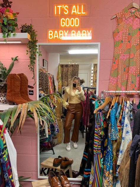 70s Retail Store, Owning A Boutique Aesthetic, Thrift Shop Design Ideas, Second Hand Shop Ideas, Funky Store Design, Thrift Store Design, Vintage Thrift Shop Aesthetic, Thrift Store Decorating, Thrift Store Aesthetic