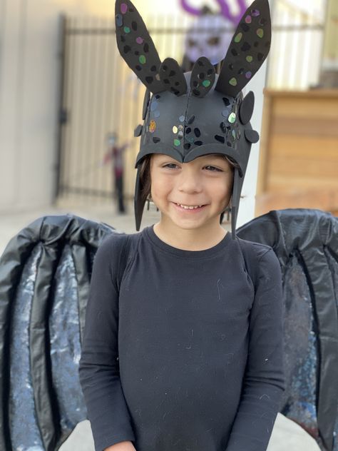 Homemade Halloween costume for my preschooler. Night fury dragon Toothless from How to Train Your Dragon.   Eva foam for headpiece and structure of the wings. Wings attach to back piece and I added blue lights in spikes(?) to make it easier to keep track of him while trick or treating Toothless Costume, Dragon Project, Toothless Night Fury, Dragon Toothless, Night Fury Dragon, Toothless Dragon, Homemade Halloween Costumes, Blue Lights, Back Piece