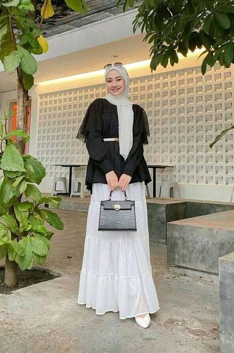 Ootd Hijab Pashmina Putih Outfit Hijab Casual, Ootd Hijab Casual, Dresses Traditional, Couple Goal, Indian Dresses Traditional, Style Hijab, Background Aesthetic, Muslimah Fashion Outfits, Fashion Hijab