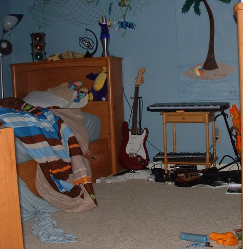 This is Cinderello's bedroom. Messy, small, smelly, and still teen-like; typical for your average skater boy. Skater Aesthetic Room, Skater Room Aesthetic, Bedroom With Blue Walls, Skater Room, Pool Wedding Decorations, Messy Bedroom, Skateboard Photos, Barn Door Installation, Teen Boy Bedroom