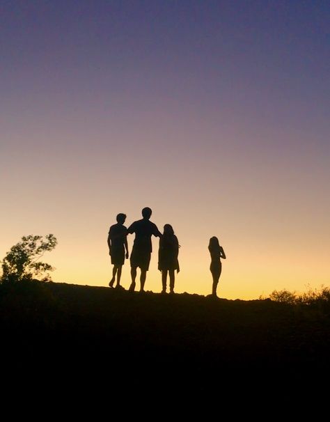 summer silouettes Faceless Friend Group Pics, Friendgroup Faceless, Group Of Four Friends Aesthetic Faceless, Group Friendship Aesthetic Faceless, Group Of Friends Aesthetic Faceless, Friend Group Aesthetic Faceless, We Were Liars, Group Of Friends, Aesthetic People