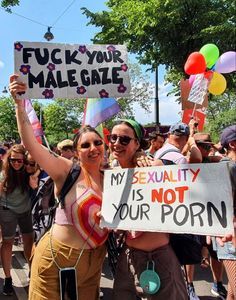 Dyke March Signs, Pride Signs Ideas, Pride Parade Signs, Lesbian Sign, Lesbian House, Pride Signs, Lesbian Culture, Pride 2024, Pride Lesbian