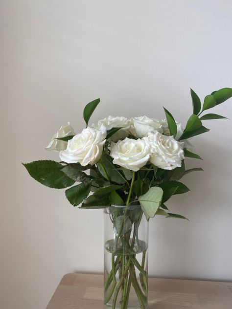 White Rose Flower Arrangements, White Roses Aesthetic Vintage, White Roses Aesthetic Wallpaper, White Rose In Vase, White Roses Vase, White Rose Aesthetic, White Rose Vase, White Roses Aesthetic, White Flowers Aesthetic