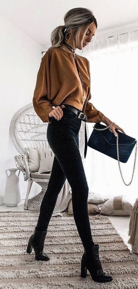 21fe5b8ba755eeaece7a450849876228desc42606973ri Comfy Jeans Outfit, Athleisure Outfits Summer, Leggings Outfit Fall, Velvet Jeans, Fall Leggings, Outfit Chic, Legging Outfits, Outfit Jeans, Athleisure Fashion