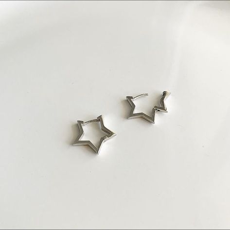 Star Hoop Earring, Star Earrings Hoop, Pretty Jewellery Silver, Cute Earrings Studs, Star Things, Star Earrings Silver, Star Hoop Earrings, Earrings Star, White Accessories