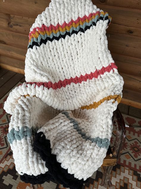 Yarn Home Decor, Chunky Knit Blanket Pattern, Chunky Yarn Blanket, Finger Knitting Projects, Chenille Blanket, Winter Blanket, Chunky Crochet Blanket, Knit Blankets, Hand Knit Blanket