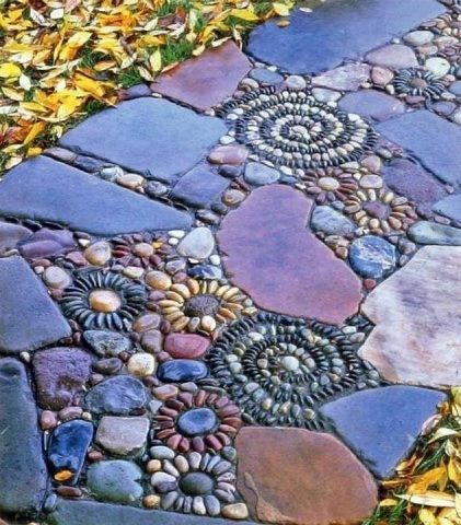 I love this cool colored iridescent rock walkway.  I love the soft rainbow of colors in purple blue and silver. Taman Air, Decorative Pebbles, Mosaic Madness, Pebble Mosaic, Stone Path, Mosaic Garden, Garden Pathway, Mosaic Diy, Rock Garden