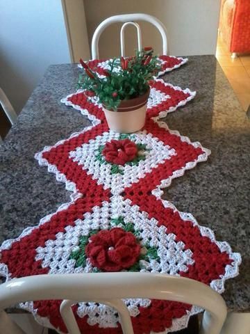 Granny Square Runner Pattern Diagram and Inspiration ⋆ Crochet Kingdom Knitted Christmas Decorations, Christmas Table Runner Pattern, Crochet Table Runner Pattern, Crochet Xmas, Crochet Christmas Decorations, Crochet Table, Haken Baby, Crochet Table Runner, Holiday Crochet