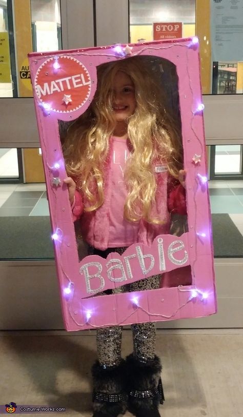 Lisa: Lea Shatkin is wearing the coustume. My mom knows I love barbies so she thought of the idea.I took a cardboard box cut it and then painted it pink then... Barbie Fancy Dress Costume Ideas, Barbie Halloween Costume Kids, Barbie Costume Kids, Diy Barbie Box Costume, Girls Barbie Costume, Barbie Fancy Dress Costume, How To Make A Barbie Box Costume, Barbie In Box Halloween Costume, Diy Barbie In A Box Costume