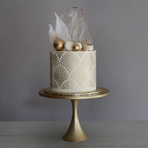 https://www.instagram.com/p/CYY6f2Ghtu2/?utm_medium=share_sheet 1920s Cake, Great Gatsby Cake, Gatsby Cake, Airbrush Cake, Wedding Cake Options, Cake Design Inspiration, Luxury Cake, Winter Wedding Cake, Couture Cakes