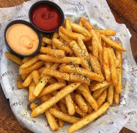 Parmesan Fries, Crispy Chips, Salty Foods, Food Therapy, Yummy Comfort Food, Nyc Food, Food Drinks Dessert, Food Obsession, Cafe Food