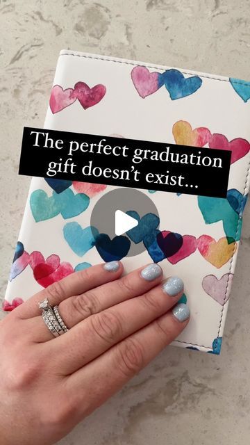 Photo Album Graduation Gift, Gift Card For Graduation, Graduation Photo Album Gift Cards, Graduation Day Gifts, Card Ideas For Graduation, Diy Gift Card Book Ideas, Gift Card Book For Graduation, Graduation Gift Cards Ideas, Gift For College Graduate