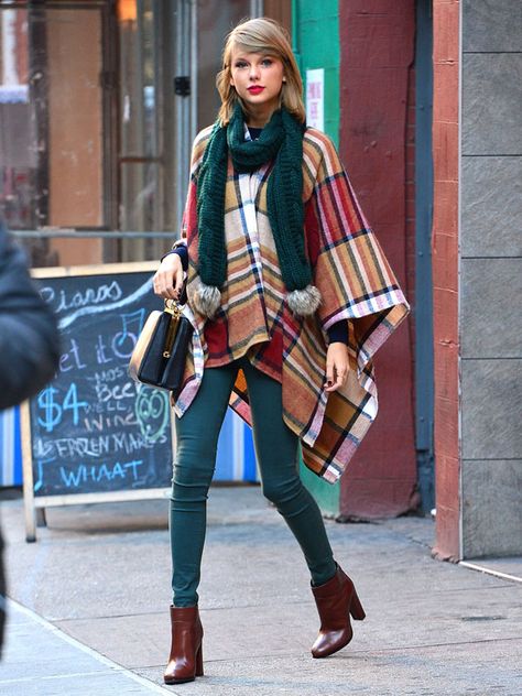 Love this outfit!  Taylor Swift Street Style 2014 - Taylor Swift New York Fashion - Marie Claire Taylor Swift New York, Poncho Fashion, Poncho Outfit, Taylor Swift Street Style, Taylor Swift New, Womens Poncho, Nyc Street Style, Taylor Swift Outfits, Winter Stil