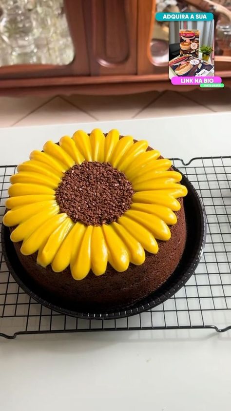 Decorate Chocolate Cake, Dessert Wallpaper, Sunflower Cake, Decorate A Cake, Cake Delicious, Easy Birthday, Candy Recipes Homemade, Simple Birthday Cake, Chocolate Decorations