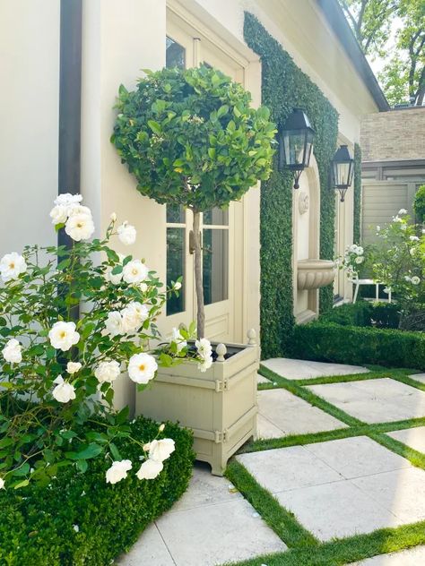 Using Tiles Outdoors, Nantucket Landscaping Front Yards, Los Angeles Landscape Design, Front Yard Landscaping With Gate, European Courtyard Garden, Circle Walkway, Roses Landscaping, Pool Walkway, Mediterranean Backyard