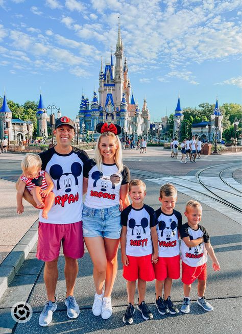 Disney Matching Outfits Family Vacations, Disney World Family Shirts Ideas, Disney Mom Aesthetic, Matching Family Disney Outfits, Disney Family Outfits Matching, Disneyland Family Outfits, Disney World Family Outfits, Family Disney Outfits, Disney World 2024