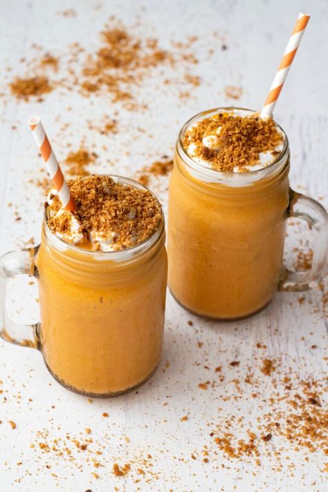 This ice-cold, double-thick, smooth and creamy vegan carrot cake smoothie tastes just like carrot cake in a glass! #vegan #dairyfree | lovingitvegan.com Healthy Fall Snacks, Unique Smoothies, Carrot Cake Smoothie, Vegan Carrot Cake, Carrot Smoothie, Spicy Drinks, Vegan Carrot Cakes, Vegan Drinks, Fall Snacks