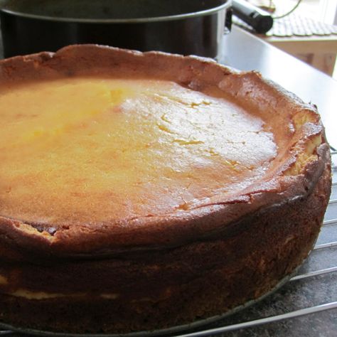 Oma's Easy Cheesecake Recipe German Cheesecake Recipe, Polish Cheesecake, German Meatloaf, Quick Meatloaf, German Cheesecake, Easy Cheesecake Recipe, Mashed Potatoes And Gravy, Potatoes And Gravy, Banana Cream Cheesecake