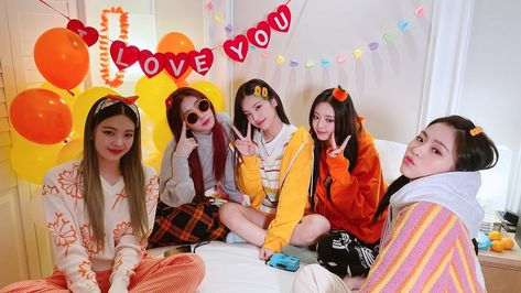 Itzy Wallpaper, Crazy Love, Lovey Dovey, Group Photos, Girl Bands, Kpop Girl Groups, Loving U, Korean Girl, South Korean Girls