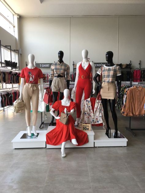 Visual merchandising Clothing Boutique Decor, Dream Boutique, Clothing Store Displays, Dresses By Pattern, Boutique Interior Design, Boutique Decor, Fashion D, Boutique Interior, Boutique Design