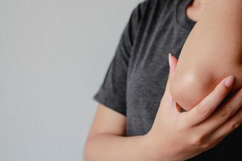 We can hardly avoid rough elbows in winter. In the article you can see with which home remedies your elbows become as soft as never before! Vaporub Uses, Rough Elbows, Vicks Vaporub Uses, Nasal Decongestant, Uses For Vicks, Housekeeping Tips, Let It Flow, Skin Tissue, Toenail Fungus