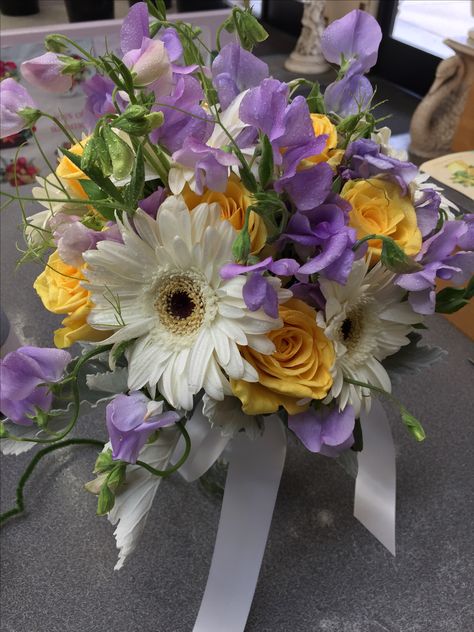 Daisy And Sweet Pea Bouquet, Daisy Bouquet Wedding, Sweet Pea Bouquet, Gerbera Bouquet, Farmers Market Flowers, Sweet Pea Flowers, Daisy Bouquet, Daisy Wedding, Gerber Daisies