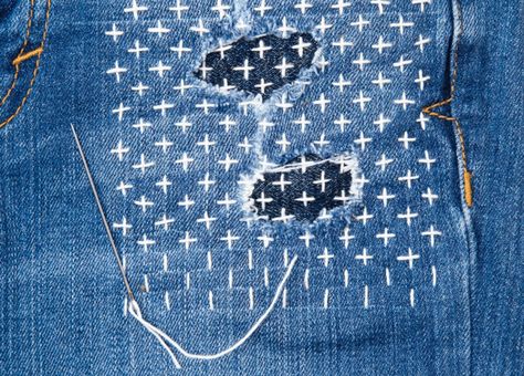 Sashiko Mending, Återvinna Jeans, Denim Repair, Mending Clothes, Coin Couture, Make Do And Mend, Batik Quilts, Sashiko Embroidery, Visible Mending