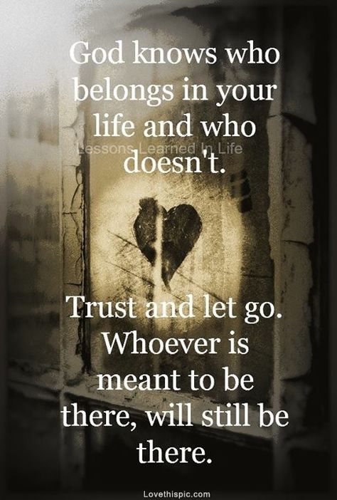 God knows who belongs in your life and who doesn't. Trust and let go.  Whoever is meant to be there, will still be there. Realize Quotes, Vertrouw Op God, Amazing Inspirational Quotes, Word Up, E Card, Religious Quotes, Hard Times, A Quote, Quotes About God