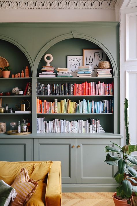 Cozy Happy Home, Anthropologie Home Living Room, Anthropologie Living Room Inspiration, Anthropologie Dining Room, Illinois Garden, Arched Shelving, Anthropologie Living, Rainbow Bookshelves, Anthropologie Living Room