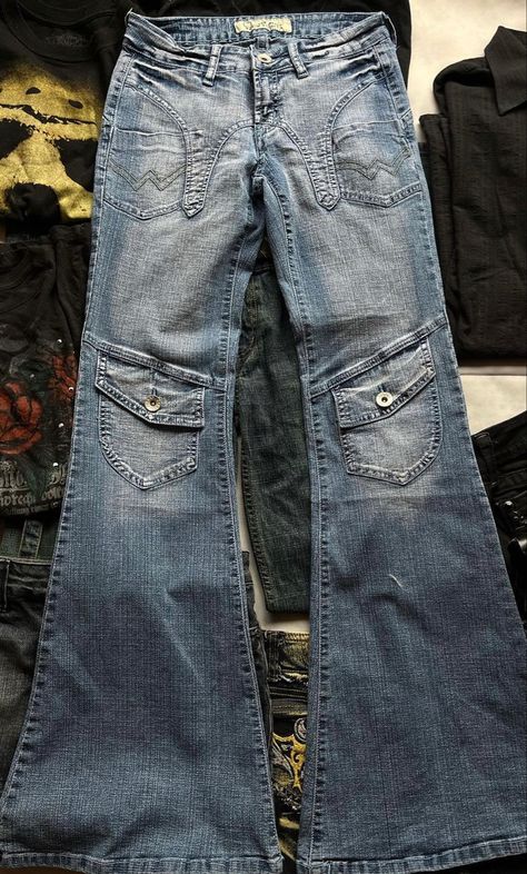 Low Rise Flared Jeans, Cute Pants, Grunge Goth, Cool Fits, Baggy Pants, Swaggy Outfits, 2000s Fashion, Mode Vintage, Flared Jeans