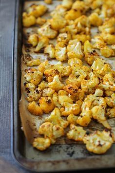 "Cheesy" Vegan Roasted Cauliflower with Nutritional Yeast Asian Roasted Cauliflower, Cauliflower Recipes Asian, Recipes Using Cauliflower, Vegan Roasted Cauliflower, Easy Cauliflower Recipes, Spicy Roasted Cauliflower, Easy Healthy Side Dishes, Parmesan Roasted Cauliflower, Asian Bbq