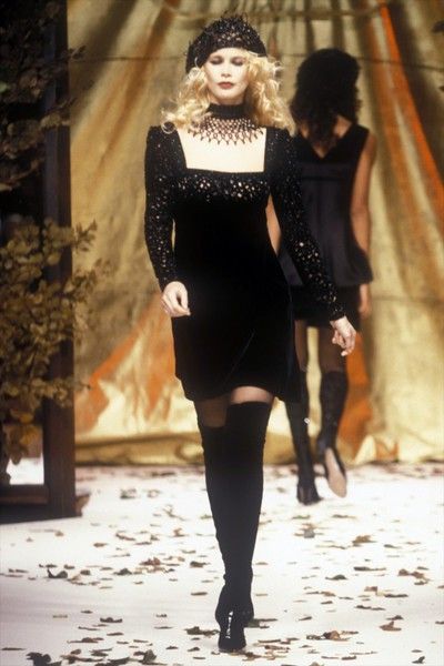 90s Catwalk, Coyote Ugly, 90s Runway Fashion, Vintage Valentino, Valentino Couture, Witch Fashion, Dark Style, Witchy Fashion, 1990s Fashion