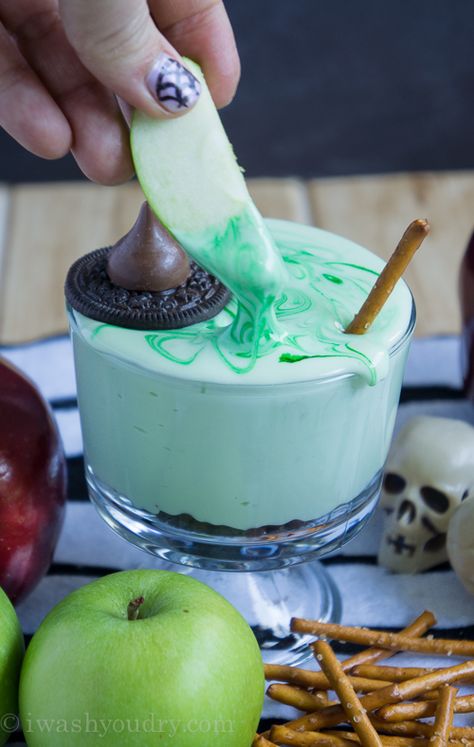 Melted Witch (chocolate chip cream cheese) Fruit Dip Recipe ~ the PERFECT dip to have at your Halloween Party! It’s super easy and quick to make, it tastes PHENOMENAL, and everyone will get a kick out of it! Chocolate Chip Cream Cheese, Cream Cheese Fruit Dip, Oreo Stuffed Chocolate Chip Cookies, Halloween Dessert, Sweet Dips, Dessert Dips, Fruit Dip, Vanilla Cookies, Theme Halloween