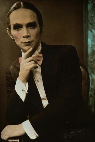 Joel Grey as the Emcee in the film Cabaret. Cabaret 1972, Joel Grey, Bob Fosse, Liza Minnelli, Master Of Ceremonies, Best Supporting Actor, Famous Photographers, National Portrait Gallery, Broadway Musicals