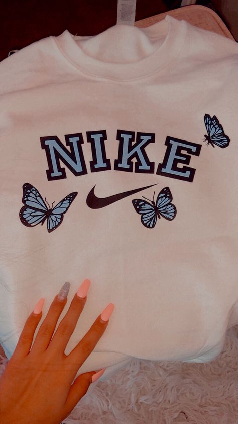 Diy Nike Hoodie Iron On, Nike Patch Sweatshirt, Patch Sweatshirt Ideas, Custom Nike Sweatshirt, Patch Sweatshirt Diy, Logos Nike, Black Urban Fashion, Nike Images, Hoodie Design Ideas