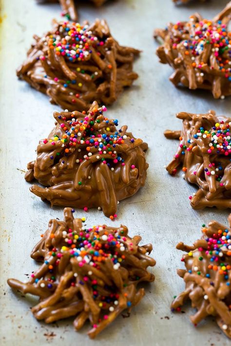 These no bake haystack cookies combine chow mein noodles, milk chocolate and butterscotch chips to make decadent treats that are always a huge hit. Chow Mein Noodle Cookies, Chocolate Haystacks, Haystack Cookies, Haystacks Recipe, Candy Corner, Xmas Candy, Candy Ideas, Chow Mein Noodles, Candy Recipes Homemade