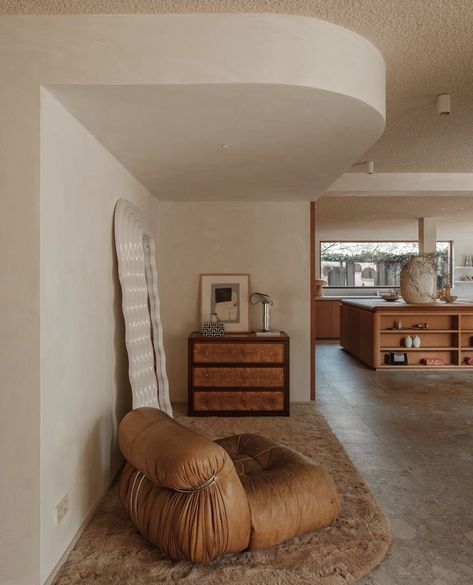 Mid Century Interior Design, Eclectic Contemporary, 70s Interior, Mid Century Interior, Fall Decor Inspiration, Diane Keaton, Vintage Interior, Studio Space, Mid Century House