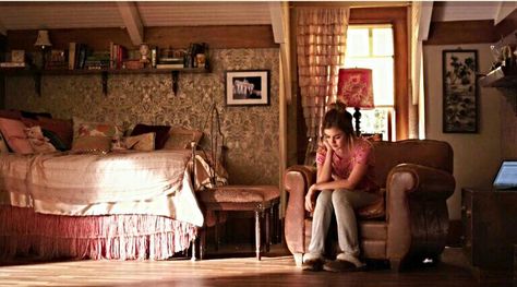 pll 6x17 Aria Montgomery's room pll Aria Montgomery Room, Pretty Little Liars Aria, Victorian Room, Rainbow Bedroom, Pretty Little Liars Fashion, Family Story, Twilight Series, Aria Montgomery, Spencer Hastings