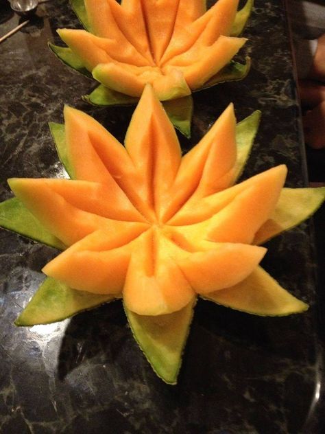 sculpture sur fruit - se faire des fleurs de lotus en melon Deco Fruit, Veggie Art, Fruits Decoration, Fruit Creations, Decorações Com Comidas, Fruit And Vegetable Carving, Fruit Displays, Fruit Display, Creative Food Art