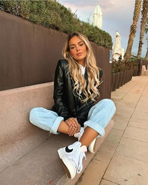 Nike Blazer Mid 77 Outfit Woman, Nike Blazers, Shotting Photo, Blazer Mid, Photography Poses Women, Nike Blazer, Blazer Outfits, Outfit Goals, Looks Style