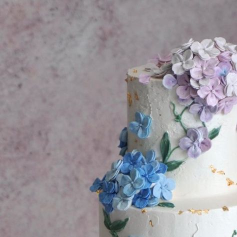 Erika Seonjoo Lee | PEORY L’atelier Cake on Instagram: "Celebrating a milestone! Honoring her beloved uncle’s 90th birthday with a heartfelt Hydrangeas cake, symbolizing love, gratitude, and cherished memories. 🩵🎉 . . S / Chocolate 🍫 and Lemon 🍋 . . #90thbirthday #birthdaycake #njcakes #nyccake #nyccakes #nycdessert #buttercreamflowers #buttercreamflowercake #nyceats #뉴저지케이크 #뉴욕케이크" Nyc Cake, Hydrangea Cake, Nyc Dessert, Buttercream Flower Cake, Love Gratitude, Fall Cakes, Buttercream Flowers, 90th Birthday, Hydrangea Flower