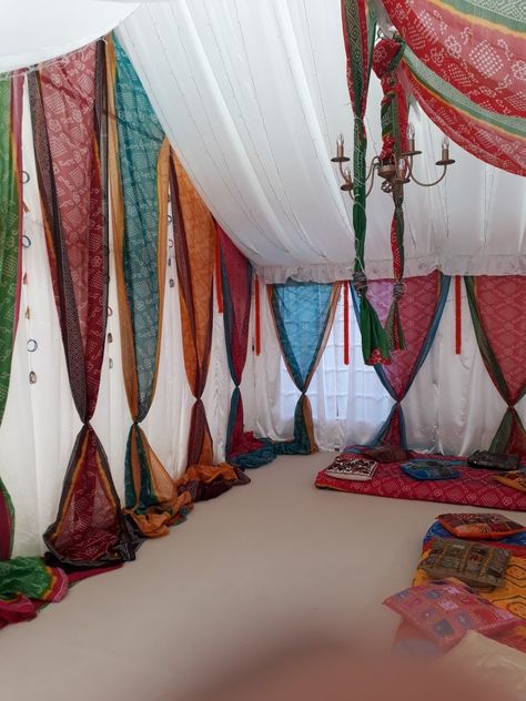 Morracan Room Ideas, Bedouin Decor, Arabian Nights Prom, Arabian Party, Arabian Tent, Arabian Nights Theme, Styl Grunge, Arabian Decor, Arabian Nights Party