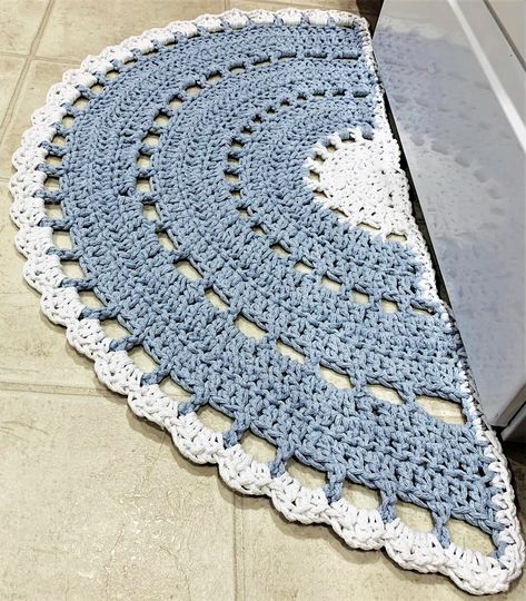 There Is A Crocheted Rug On The Floor In Front Of A Glass Door 49A Half Circle Rug Crochet Pattern, Half Circle Rug, Circle Area Rug, Crochet Rug Patterns Free, Crochet Doily Rug, Crochet Mug Cozy, Crochet Basket Pattern Free, Crochet Rugs, Bottle Cozies