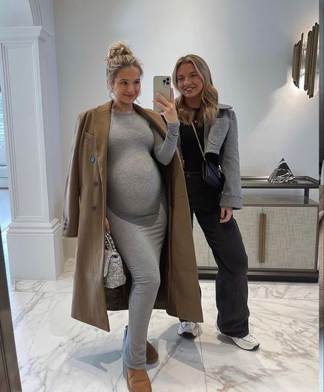 Winter Bump Style, Fall Winter Maternity Style, Pregnant Style Winter, Bump Style Winter, Pregnant Winter Outfits, Pregnancy Outfits Winter, Pregnancy Winter Outfits, Pregnant Street Style, Pregnancy Fits