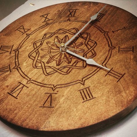 Wood burn clock Wood Burning Tips, Pyrography Designs, Clock Craft, Clock Diy, Router Projects, Woodburning Projects, Wood Burning Crafts, Got Wood, Wood Burning Patterns