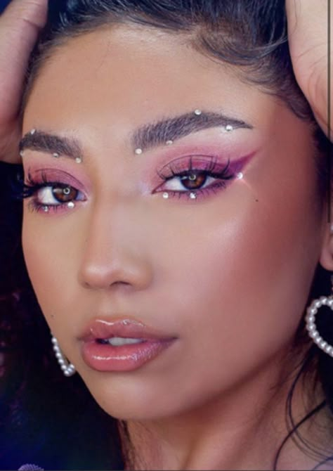 Concert Makeup Looks, Festival Eye Makeup, Pink Glitter Makeup, Gem Makeup, Pink Eyeshadow Look, Concert Makeup, Rhinestone Makeup, Purple Eye Makeup, Pink Eye Makeup