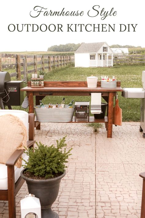 Farmhouse Style Outdoor Kitchen DIY Kitchen Diy On A Budget, Outdoor Kitchen Diy, Simple Outdoor Kitchen, Outdoor Grill Station, Diy Kitchen Projects, Farmhouse Patio, Outdoor Kitchen Island, Kitchen Island Decor, Backyard Kitchen