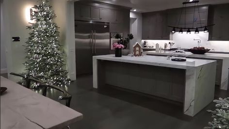 Kylie Jenner House Interior, Kylie Jenner Kitchen, Kylie Jenner House, House Exterior Bloxburg, Kardashian Home, Jenner House, House Decorating Ideas Apartments, Famous Houses, Exterior Bloxburg